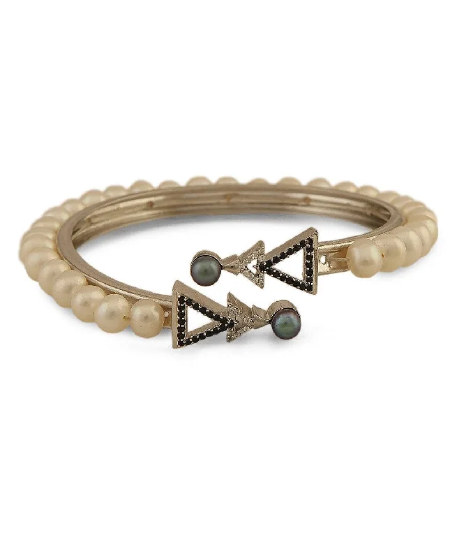 Vintage - Reproduction Pearl Bracelet with Filigree Metalwork for a Retro AppealElegant and classy Pearl Bangle Vintage - Reproduction Pearl Bracelet with Filigree Metalwork for a Retro AppealElegant and classy Pearl Bangle