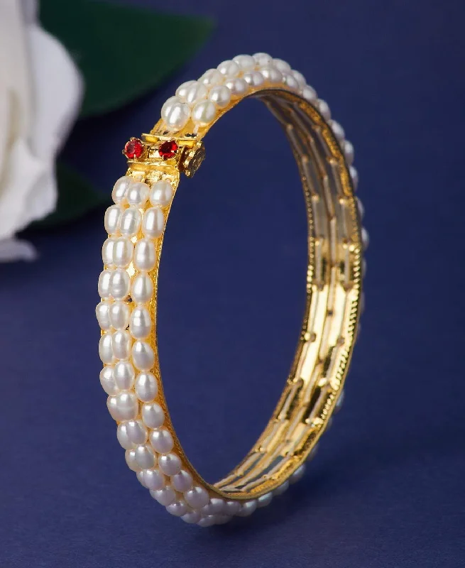 Plus - Sized Women's Oversized Pearl Bracelet with Extra - Long Chain for a Statement PieceElegant and classy Pearl Bangle Plus - Sized Women's Oversized Pearl Bracelet with Extra - Long Chain for a Statement PieceElegant and classy Pearl Bangle