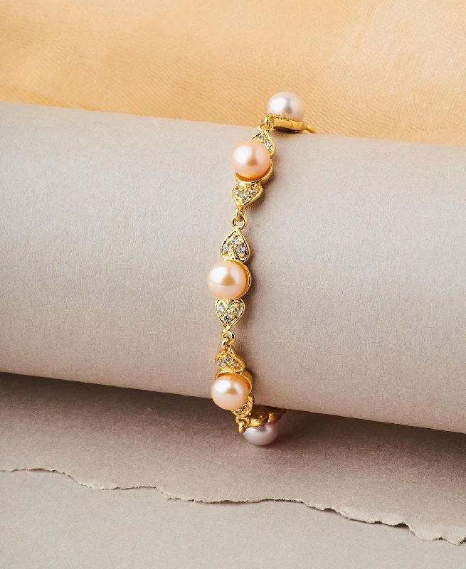 Vintage - Reproduction Pearl Bracelet with Filigree Metalwork for a Retro AppealElegant and classy Pearl Bracelet Vintage - Reproduction Pearl Bracelet with Filigree Metalwork for a Retro AppealElegant and classy Pearl Bracelet