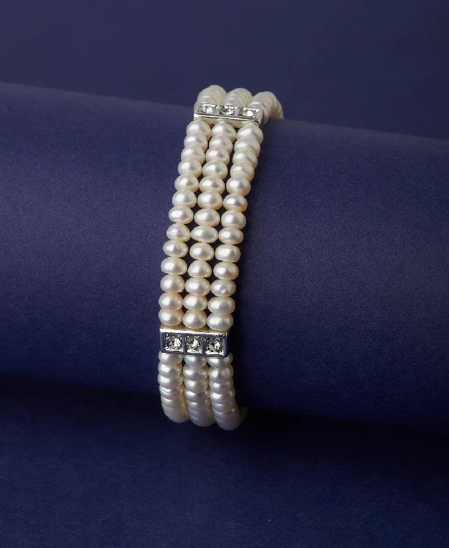 Mother - of - Pearl Inlay Pearl Bracelet with Brass Accents for a Luxurious TextureElegant and classy Pearl Bracelet Mother - of - Pearl Inlay Pearl Bracelet with Brass Accents for a Luxurious TextureElegant and classy Pearl Bracelet