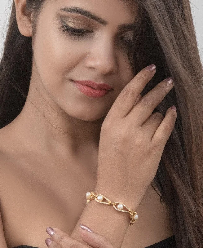 Bridal Pearl Bracelet with Ivory - Toned Pearls and Swarovski Crystals for a Wedding Day SparkleFashionable Pearl Bracelet Bridal Pearl Bracelet with Ivory - Toned Pearls and Swarovski Crystals for a Wedding Day SparkleFashionable Pearl Bracelet