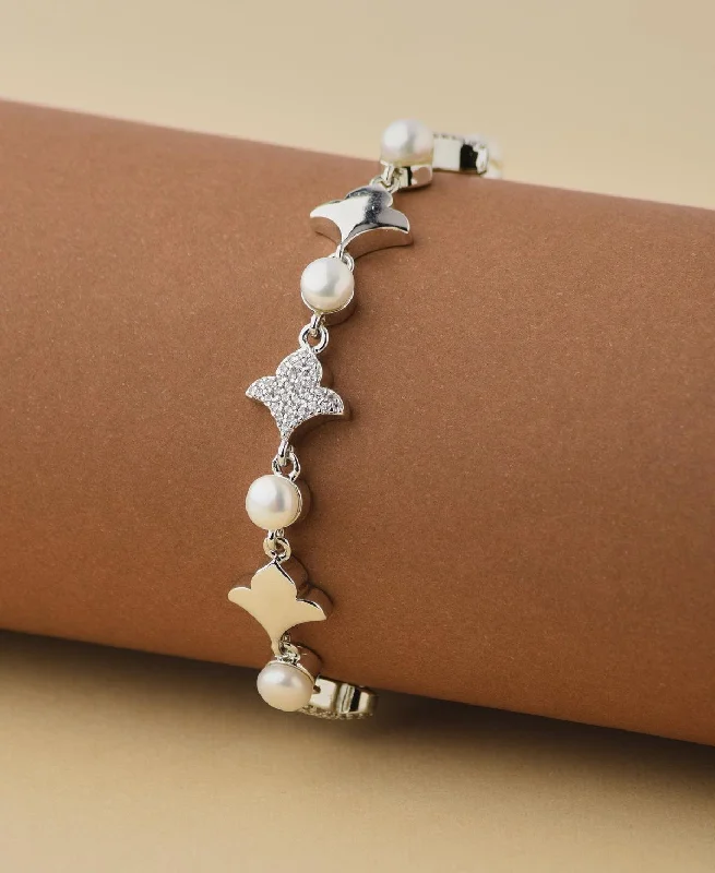 Beach - Inspired Pearl and Shell Bracelet with Seashell - Shaped Beads for a Summery LookFashionable Stone Studded Real Pearl Bracelet Beach - Inspired Pearl and Shell Bracelet with Seashell - Shaped Beads for a Summery LookFashionable Stone Studded Real Pearl Bracelet