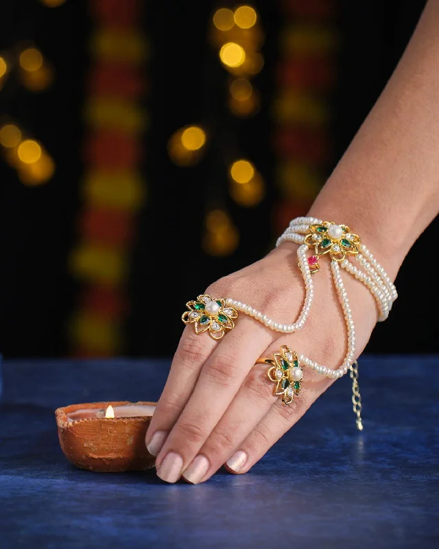 Mother - of - Pearl Inlay Pearl Bracelet with Brass Accents for a Luxurious TextureFlowery Spheres Pearl Bracelet Mother - of - Pearl Inlay Pearl Bracelet with Brass Accents for a Luxurious TextureFlowery Spheres Pearl Bracelet