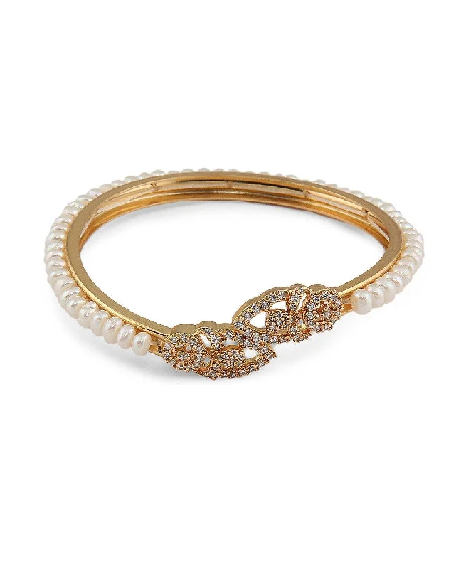 Plus - Sized Women's Oversized Pearl Bracelet with Extra - Long Chain for a Statement PieceGorgeous Pearl Bangle Plus - Sized Women's Oversized Pearl Bracelet with Extra - Long Chain for a Statement PieceGorgeous Pearl Bangle
