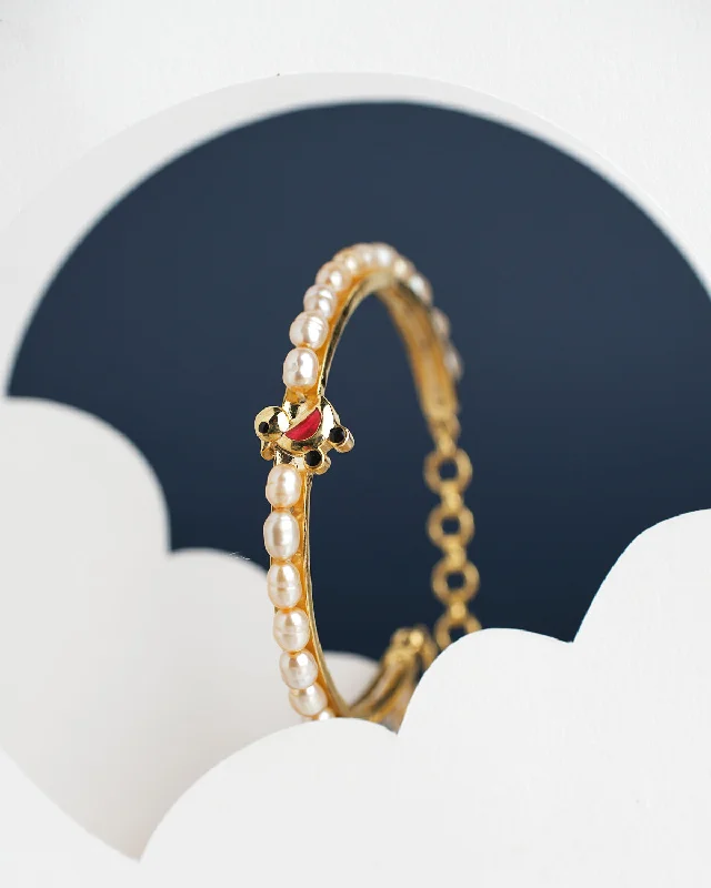Plus - Sized Women's Oversized Pearl Bracelet with Extra - Long Chain for a Statement PieceLittle Duck Pearl Bangle for kids Plus - Sized Women's Oversized Pearl Bracelet with Extra - Long Chain for a Statement PieceLittle Duck Pearl Bangle for kids
