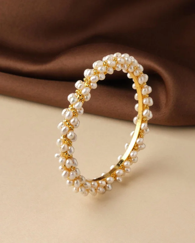 Pearl and Crystal - Embellished Bracelet with Rhinestone - Studded Clasp for a Glamorous Party LookElegant Real Pearl Bangle B01560 Pearl and Crystal - Embellished Bracelet with Rhinestone - Studded Clasp for a Glamorous Party LookElegant Real Pearl Bangle B01560