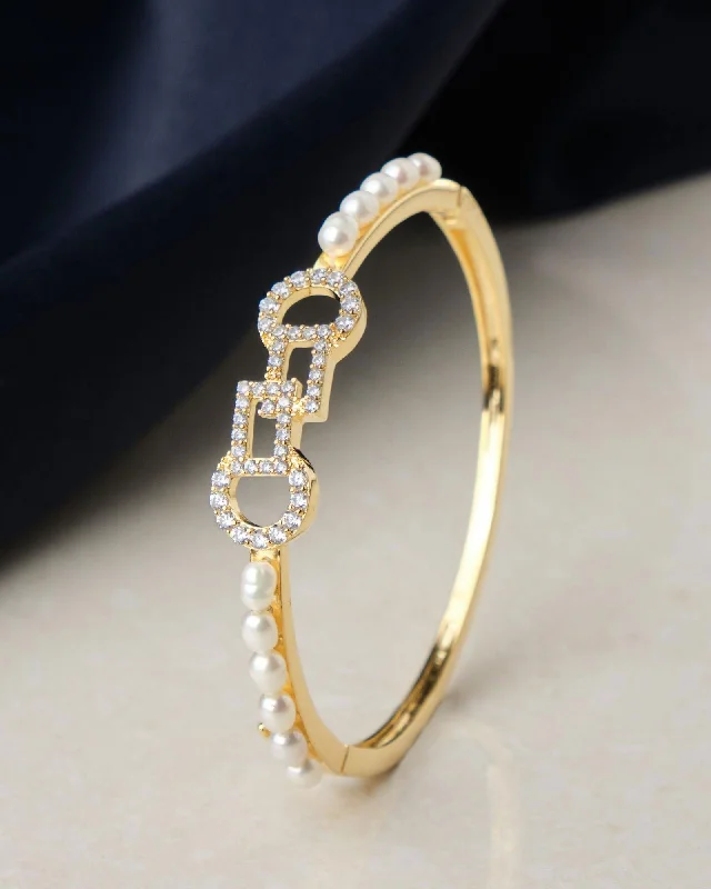 Vintage - Reproduction Pearl Bracelet with Filigree Metalwork for a Retro AppealMinaret Pearl Bangle Vintage - Reproduction Pearl Bracelet with Filigree Metalwork for a Retro AppealMinaret Pearl Bangle